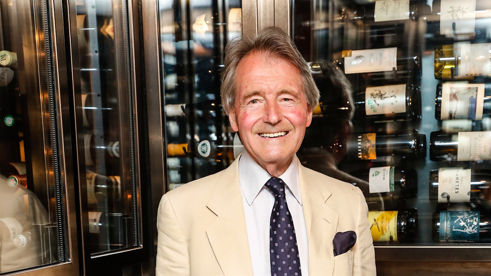     El comerciante de vinos Steven Spurrier será recordado sobre todo por organizar la Cata de París de 1976, pero también fue un profesor dedicado.